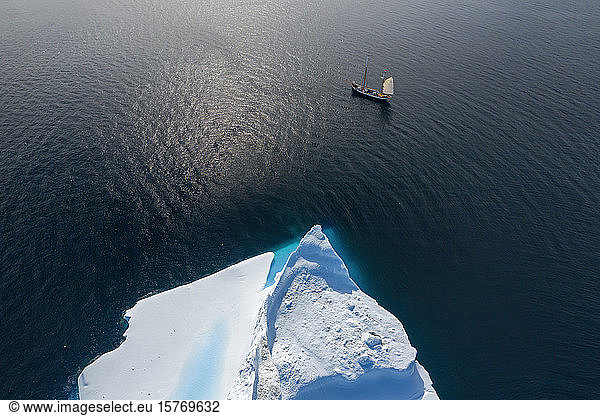 Drone Sicht Schiff Segeln vorbei Eisberg auf sonnigen Ozean Grönland