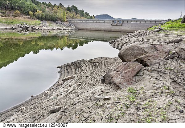 Drought at Pajarero reservoir. Sierra de Gredos. Avila. Spain