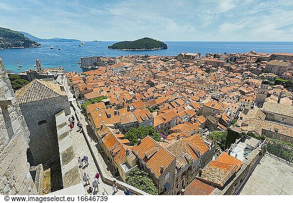 Dubrovnik Gespanschaft Dubrovnik-Neretva Kroatien. Blick über die Dächer der Altstadt vom Minceta-Turm. Boote im Alten Hafen. Kreuzfahrtschiffe auf dem Weg. Die Altstadt von Dubrovnik gehört zum UNESCO-Weltkulturerbe.