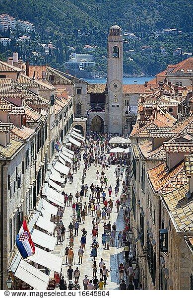 Dubrovnik  Gespanschaft Dubrovnik-Neretva  Kroatien. Stradun  auch bekannt als Placa  die Hauptstraße von Dubrovnik. Glockenturm am Ende der Straße. Die Altstadt von Dubrovnik gehört zum UNESCO-Weltkulturerbe.