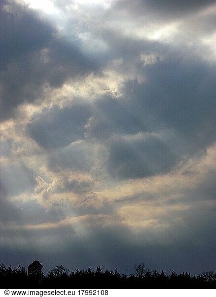 Dunkle Gewitterwolken mit Strahlen  Sonnenstrahlen brechen durch  Stimmung  dark storm clouds with rays  sunrays burst  mood