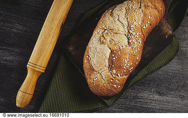 Dunkle Lebensmittel Brot und Nudeln