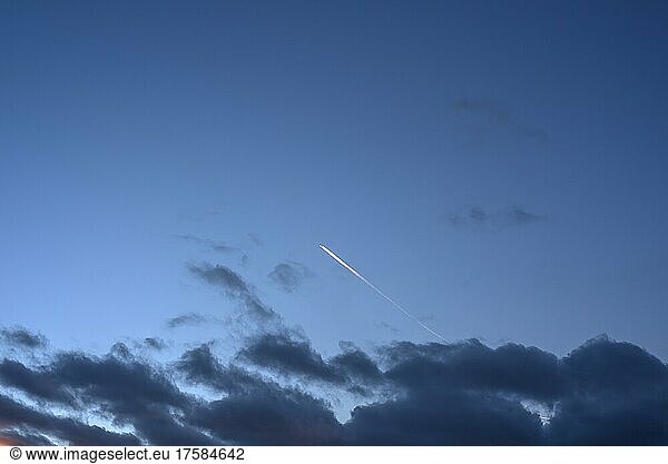 Dunkle Wolken am Abendhimmel  Flugzeug mit Kondensstreifen  Bayern  Deutschland  Europa
