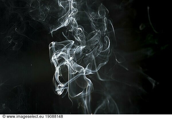 Dunkler Hintergrund mit zartem weißen Rauch