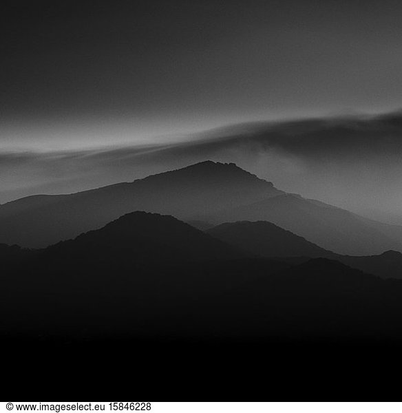 Dunst über der Berglandschaft vor Sonnenuntergang  Halbinsel Izu  Japan