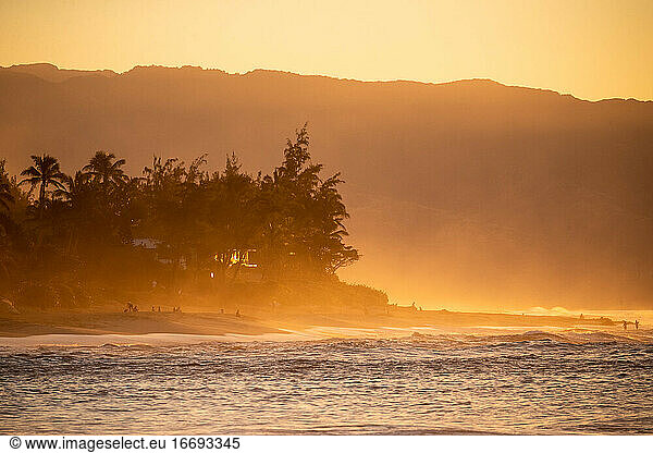 Dunstige Sonnenuntergangslandschaft an der Nordküste von Oahu  Hawaii