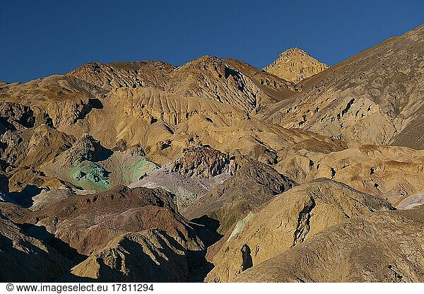 Durch Mineralen verfärbtes Gestein der Artist's Palette im Abendlicht  Death-Valley-Nationalpark  Kalifornien  USA  Nordamerika