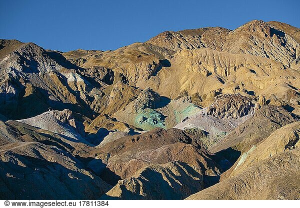 Durch Mineralen verfärbtes Gestein der Artist's Palette im Abendlicht  Death-Valley-Nationalpark  Kalifornien  USA  Nordamerika
