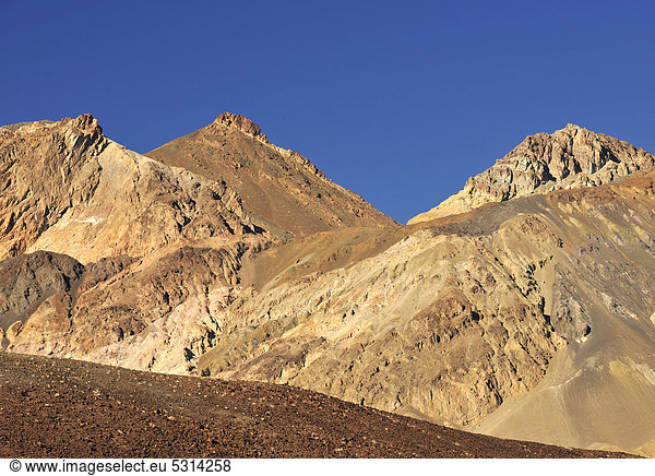 Durch Mineralien verfärbtes  erodiertes Gestein an der Badwater Road im Abendlicht  Artist's Drive  Abendlicht  Death Valley Nationalpark  Mojave-Wüste  Kalifornien  Vereinigte Staaten von Amerika  USA