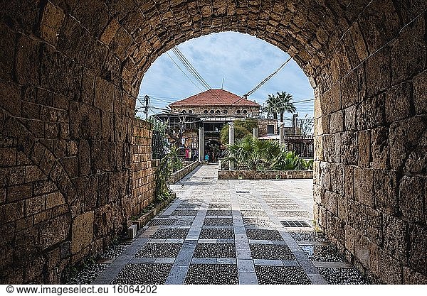Durchgang in den antiken Mauern von Byblos  der größten Stadt im Gouvernement Mount Lebanon im Libanon.