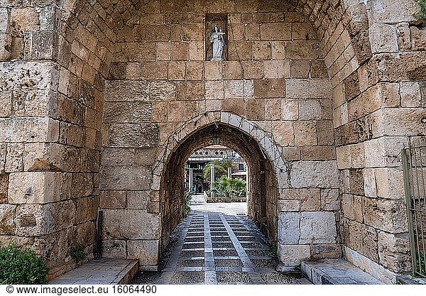 Durchgang in den antiken Mauern von Byblos  der größten Stadt im Gouvernement Mount Lebanon im Libanon.