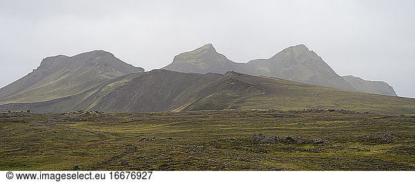 Durchnässter und nebliger Tag im vulkanischen Hochland von Island