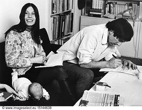 Dutschke  Rudi  7.3.1940 - 24.12.1979  dt. StudentenfÃ¼hrer  Privataufnahme  mit seiner Frau Gretchen und Baby  April 1968