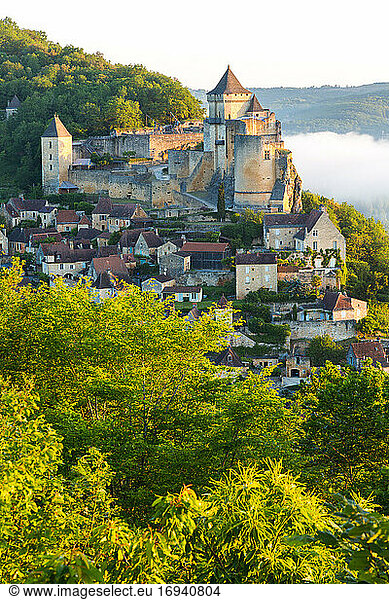 Early morning mist  Chateau de Castelnaud  Castelnaud  Dordogne  Aquitaine  France