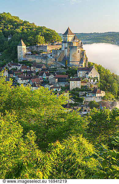 Early morning mist  Chateau de Castelnaud  Castelnaud  Dordogne  Aquitaine  France