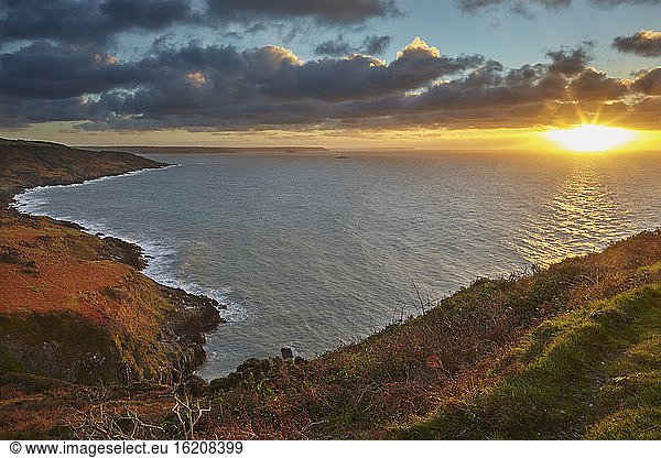 Early morning view of the cliffs at Rame Head  looking towards Penlee Point and the entrance to Plymouth Sound  in east Cornwall  England  United Kingdom  Europe