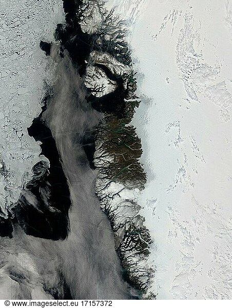 EARTH Greenland Ice Cap -- Jun 2005 -- Was auf den ersten Blick wie eine Reihe von Bildern aussieht  die den nahenden Sommer am Rande des grönländischen Eisschildes zeigen  zeigt in Wirklichkeit eine Zunahme der Schmelze in den letzten Jahren. Die drei obigen Bilder zeigen das Schmelzen im Juni der Jahre 2001 (siehe LR001602)  2002 (siehe LR001603)  2003 (siehe LR001604) und 2004 (siehe LRS00050). Seit 2001 hat das Schmelzen an den Rändern der grönländischen Eiskappe deutlich zugenommen. Das graue Eis zwischen dem nackten Boden auf der linken Seite (zur Küste hin) und dem festen Weiß auf der rechten Seite (zum Inselinneren hin) in diesen Echtfarbenbildern zeigt an  dass die Oberfläche des Eisschildes mit flüssigem Wasser gesättigt ist. Dieser durchscheinende Bereich ist mit Schmelzwasserteichen übersät  die wie Hunderte von blauen Juwelen über die Oberfläche des Eisschildes verstreut sind. Im Juni 2001 war das Schmelzwassergebiet kaum sichtbar  doch 2002 und 2003 nahm es deutlich zu und erstreckte sich weiter südlich als in den beiden Vorjahren. Die großen Bilder (oben verlinkt) zeigen einen großen Teil der grönländischen Westküste und einen Rückgang der Schneedecke von 2001 bis 2003. Wissenschaftler haben vor kurzem dokumentiert  dass das saisonale Tauwetter an den Rändern des grönländischen Eisschildes viel früher im Jahr einsetzt und ein größeres Gebiet betrifft als im letzten Vierteljahrhundert. Gleichzeitig hat das Meereis in der Region abgenommen. Diese Bilder basieren auf Beobachtungen des Moderate Resolution Imaging Spectroradiometer (MODIS)  eines der fünf Instrumente an Bord des NASA-Satelliten Terra. Bild mit freundlicher Genehmigung von Jacques Descloitres  MODIS Land Rapid Response Team am NASA GSFC -- Bild von Lightroom / NASA.