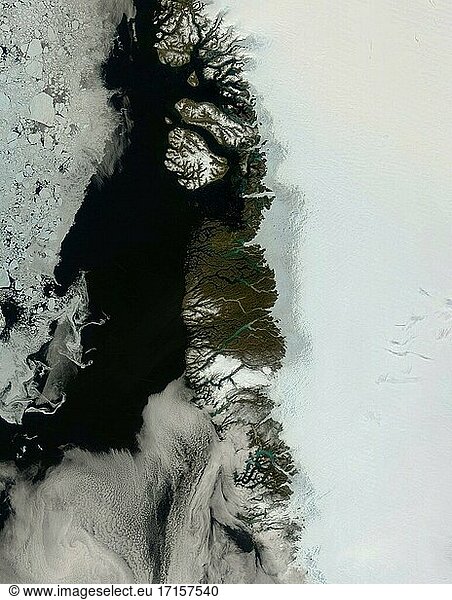 EARTH Greenland Ice Cap -- Jun 2004 -- Was man auf den ersten Blick für eine Serie von Bildern halten könnte  die den nahenden Sommer am Rande des grönländischen Eisschildes zeigen  zeigt in Wirklichkeit eine Zunahme der Schmelze in den letzten Jahren. Die drei obigen Bilder zeigen das Schmelzen im Juni der Jahre 2001 (siehe LR001602)  2002 (siehe LR001603)  2003 (siehe LR001604) und 2004 (dieses Bild). Seit 2001 hat das Schmelzen an den Rändern der grönländischen Eiskappe deutlich zugenommen. Das graue Eis zwischen dem nackten Boden auf der linken Seite (zur Küste hin) und dem festen Weiß auf der rechten Seite (zum Inselinneren hin) in diesen Echtfarbenbildern zeigt  dass die Oberfläche des Eisschildes mit flüssigem Wasser gesättigt ist. Dieser durchscheinende Bereich ist mit Schmelzwasserteichen übersät  die wie Hunderte von blauen Juwelen über die Oberfläche des Eisschildes verstreut sind. Im Juni 2001 war das Schmelzwassergebiet kaum sichtbar  doch 2002 und 2003 nahm es deutlich zu und erstreckte sich weiter südlich als in den beiden Vorjahren. Die großen Bilder (oben verlinkt) zeigen einen großen Teil der grönländischen Westküste und einen Rückgang der Schneedecke von 2001 bis 2003. Wissenschaftler haben vor kurzem dokumentiert  dass das saisonale Tauwetter an den Rändern des grönländischen Eisschildes viel früher im Jahr einsetzt und ein größeres Gebiet betrifft als im letzten Vierteljahrhundert. Gleichzeitig hat das Meereis in der Region abgenommen. Diese Bilder basieren auf Beobachtungen des Moderate Resolution Imaging Spectroradiometer (MODIS)  eines der fünf Instrumente an Bord des NASA-Satelliten Terra. Bild mit freundlicher Genehmigung von Jacques Descloitres  MODIS Land Rapid Response Team am NASA GSFC -- Bild von Lightroom / NASA.