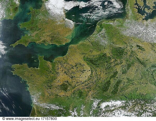 EARTH Western Europe -- 13 Sep 2002 -- Dieses farbechte MODIS-Bild zeigt Nordeuropa. Abgebildet sind das Vereinigte Königreich  die Republik Irland  Nordfrankreich  Belgien  Luxemburg  Westdeutschland  die Niederlande  Dänemark  Schweden und Norwegen. Viele Großstädte sind ebenfalls zu sehen -- Bild von Lightroom Photos / NASA.