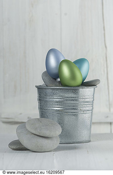 Easter egg with pebbles in bowl