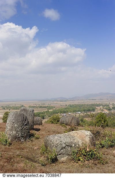 Ebene der Tonkrüge  prähistorische Urnen  bei Phansavan  Laos  Südostasien