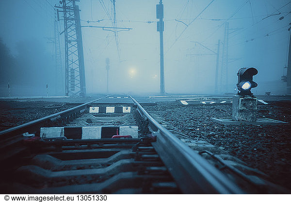 Ebenerdige Aufnahme von Eisenbahnschienen bei nebligem Wetter