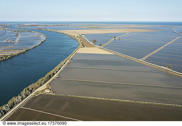 Ebro-Fluss und überschwemmte Reisfelder im Mai  Luftbild  Drohnenaufnahme  Naturschutzgebiet Ebro-Delta  Provinz Tarragona  Katalonien  Spanien  Europa