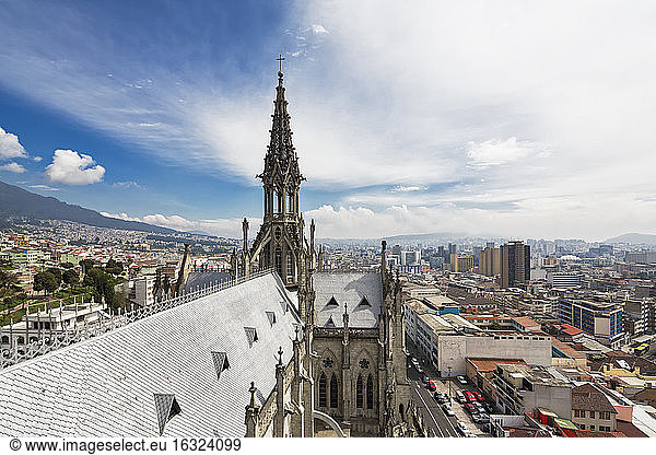 Ecuador  Quito  Kirchturm der Basilika des Nationalen Gelübdes