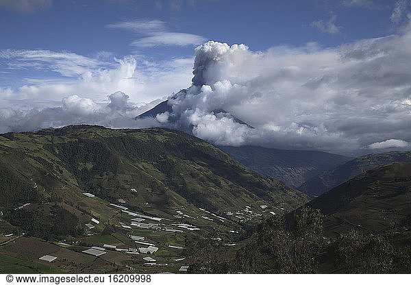 Ecuador  Tungurahua  Volcano eruption