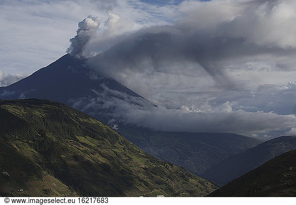 Ecuador  Tungurahua  Volcano eruption