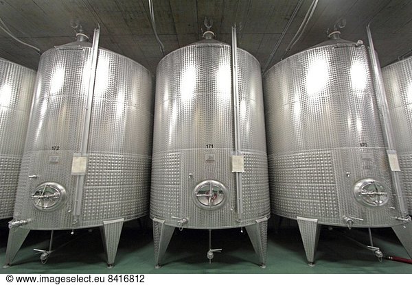 Edelstahlbehälter auf industriellem Weinkeller