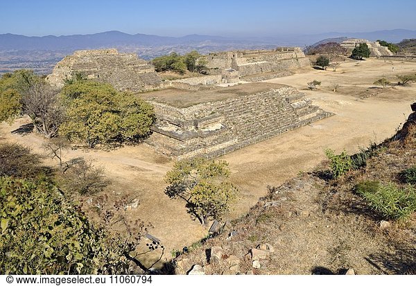 Edificio O hinten Edificios M L und N Ausgrabungsstätte Monte Alban bei Oaxaca Bundesstaat Oaxaca Mexiko Nordamerika