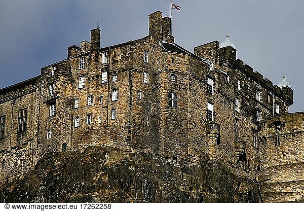 Edinburgh Castle  Burg  Castle Rock  Blick von Old Town  Grassmarket  Edinburgh  Schottland  Großbritannien  Europa