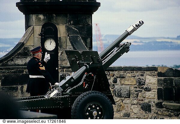 Edinburgh Castle  Burg  Castle Rock  Kanone  One O'Clock Gun  13-Uhr-Kanone  historisches Zeitsignal  Soldat  Kanonier  Edinburgh  Schottland  Großbritannien  Europa