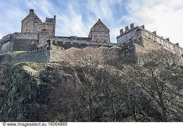 Edinburgh Castle in Edinburgh  der Hauptstadt von Schottland  einem Teil des Vereinigten Königreichs.