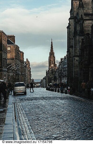 Edinburghs Alt- und Neustadt wurden 1995 in Anerkennung des einzigartigen Charakters der Altstadt mit ihrem mittelalterlichen Straßenbild und der geplanten georgianischen Neustadt  einschließlich der angrenzenden Gebiete Dean Village und Calton Hill  in die Liste des UNESCO-Welterbes aufgenommen.