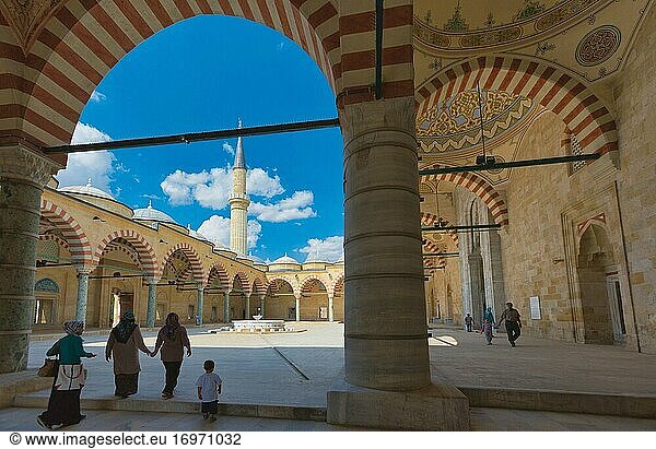 Edirne  Provinz Edirne  Türkei. Menschen betreten den Innenhof der Ucserefeli-Moschee  die zwischen 1437 und 1447 erbaut wurde.
