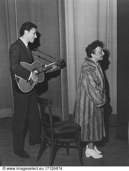 Edith Piaf  (Giovanna Gassion).
French Chansonsängerin  19.12.1915
Belleville – 11.10.1963 Paris. Behind the scenes  before her performance: Edith Piaf and her lover Georges Moustaki agree. Photo  October 30  1958.