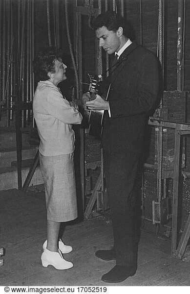 Edith Piaf  (Giovanna Gassion).
French Chansonsängerin  19.12.1915
Belleville – 11.10.1963 Paris. Behind the scenes  before the performance: Edith Piaf and her lover Georges Moustaki agree. Photo  October 30  1958.