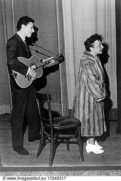 Edith Piaf  (Giovanna Gassion).
French Chansonsängerin  19.12.1915
Belleville – 11.10.1963 Paris. Edith Piaf and her lover Georges Moustaki at rehearsals. Photo  October 30  1958.
