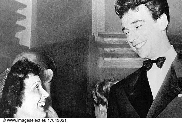 Edith Piaf  (Giovanna Gassion).
French Chansonsängerin 
19.12.1915 Belleville – 11.10.1963
Paris. Edith Piaf and Yves Montand. Photo  March / April 1945.