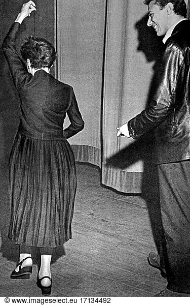 Edith Piaf  (Giovanna Gassion).
French Chansonsängerin  19.12.1915
Belleville – 11.10.1963 Paris. Edith Piaf dancing  on the right the singer Georges Moustaki. Photo  between 1957 and 1962.