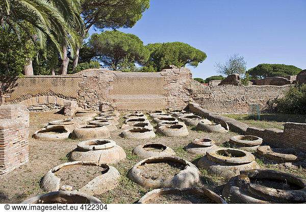 Ehemaliger Lagerraum von Amphoren in der Ausgrabung in Ostia Antica  Rom  Italien
