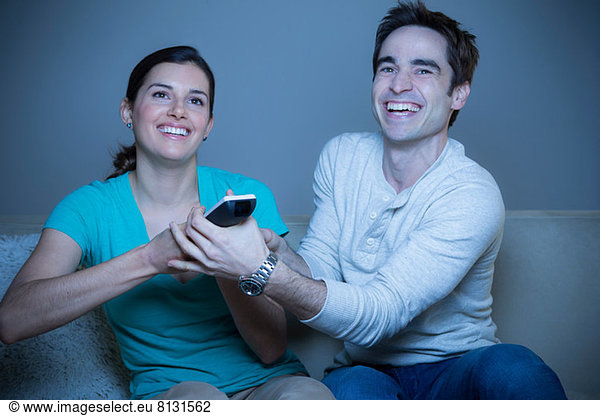 Ehepaar beim Fernsehen  Streit um Fernbedienung