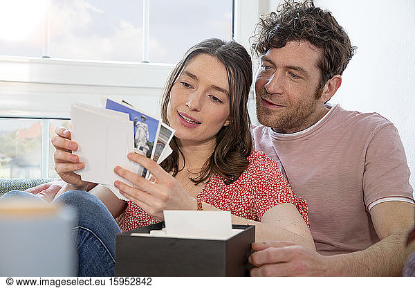 Ehepaar betrachtet zu Hause Fotos