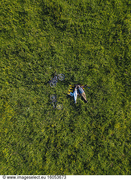 Ehepaar im Gras liegend  Luftaufnahme