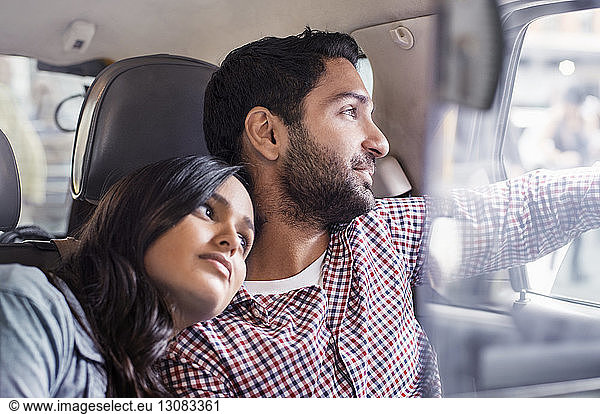 Ehepaar reist im Taxi