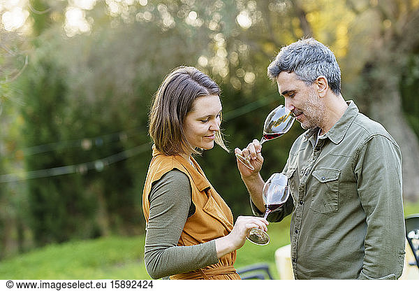 Ehepaar trinkt Rotwein auf dem Land