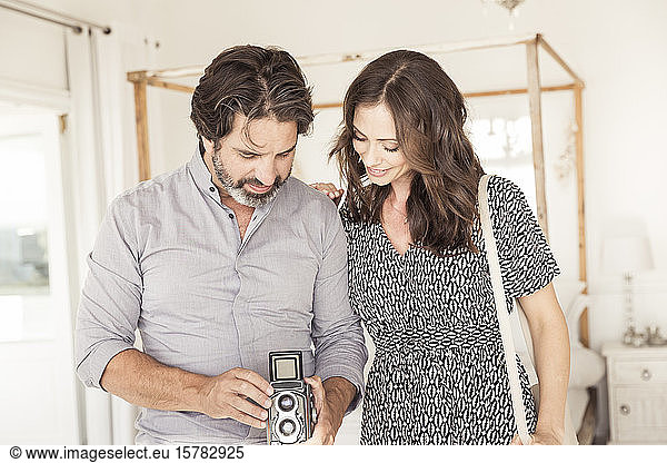 Ehepaar untersucht altmodische Kamera