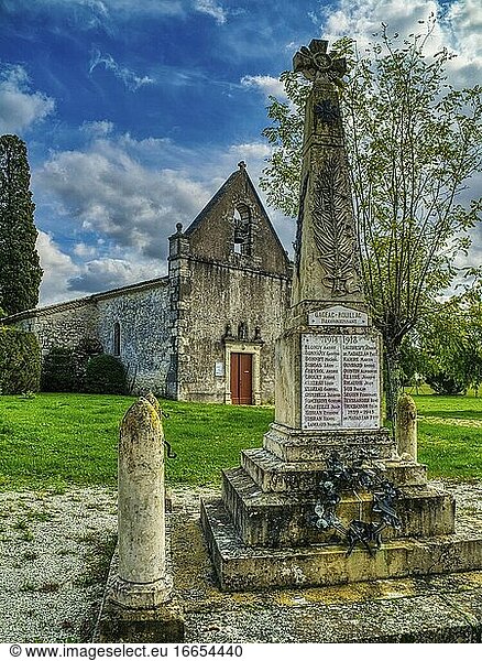 Ehrenmal und Kirche aus dem Ersten Weltkrieg  Gageac-et-Rouillac  Departement Dordogne  Nouvelle Aquitaine  Frankreich.